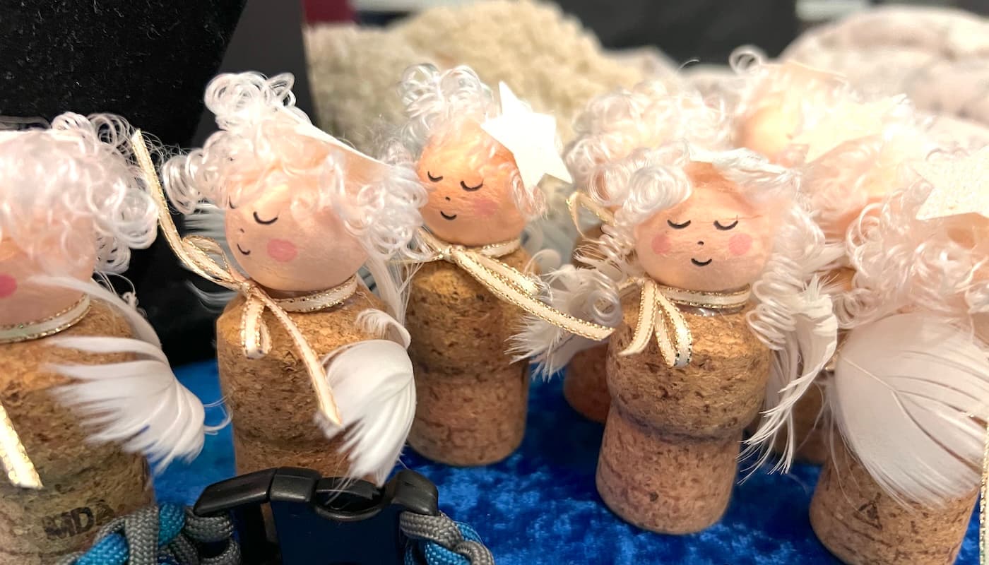 Handgefertigte kleine Weihnachtsengel auf dem Advents-Markt in Norderstedt