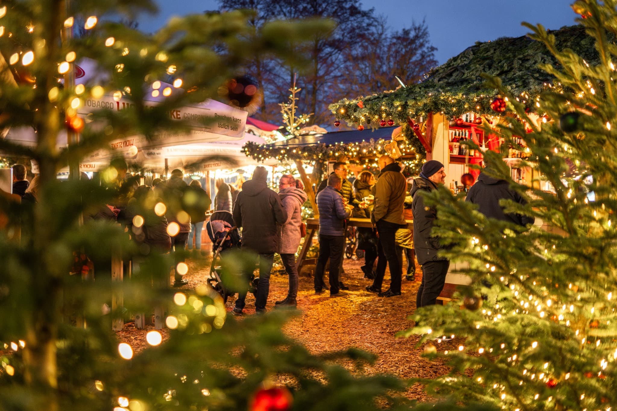 Warme Weihnachtslichter und geschmückte Marktstände beim Wintervergnügen in Norderstedt